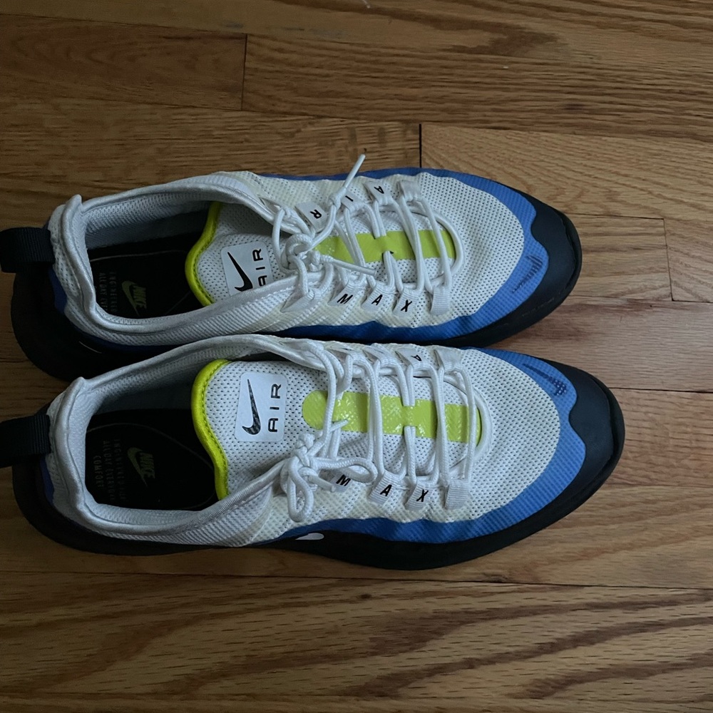 Men’s Nike Air Max Axis Sneakers - Picture 4 of 9